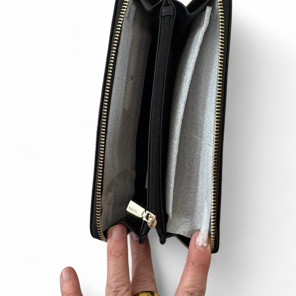 Black pebbled leather NEW IN BOX Guess wallet - Picture 3 of 5